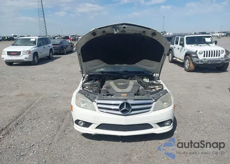 2010 Mercedes-Benz C 300 Luxury/Sport z USA, uszkodzony, nr VIN WDDGF5EB8AF421926